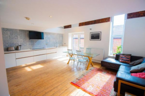 Lovely 2 bed2 bath flat in Southville
